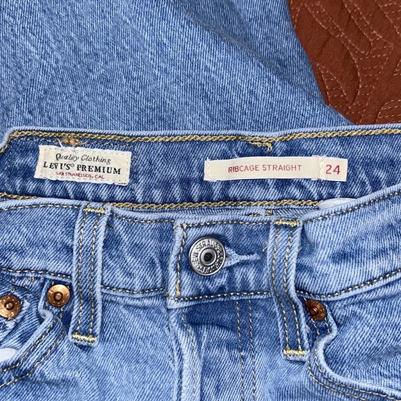 Levi’s Ribcage Straight - Picture 3 of 5